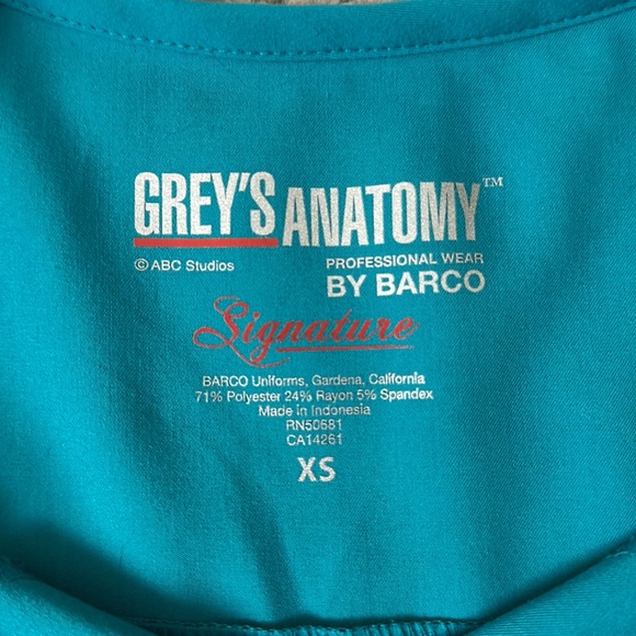 Greys Anatomy scrub shirt - Picture 2 of 2